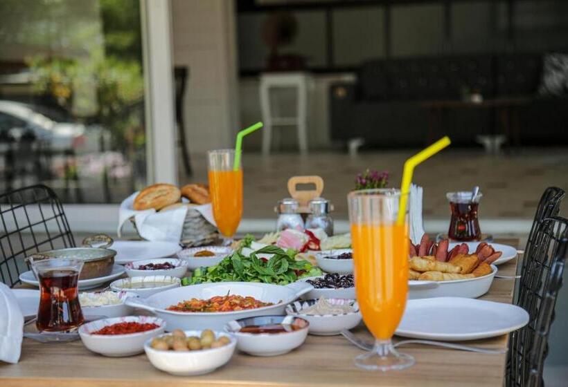 اتاق استاندارد با بالکن و چشم‌انداز دریا, Melodi Butik Otel