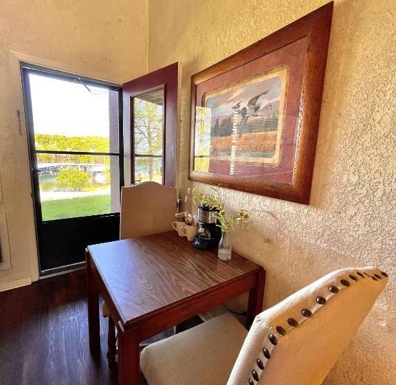 اتاق خانوادگی, Mountain Harbor Queen Guest Room On Lake Ouachita By Redawning