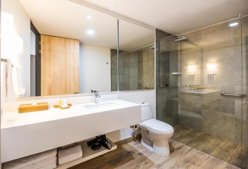 身障者適用キングサイズベッドルーム, La Quinta By Wyndham Medellin