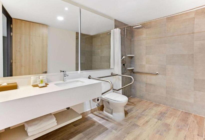 身障者適用キングサイズベッドルーム, La Quinta By Wyndham Medellin