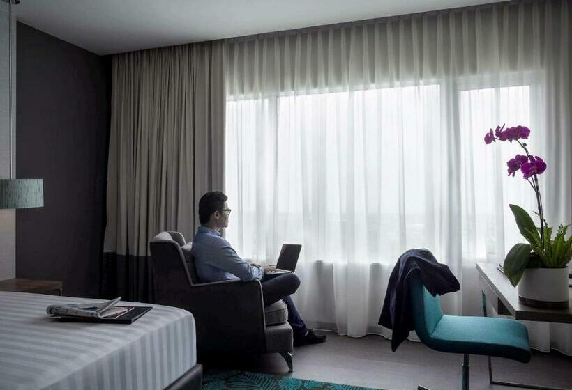 اتاق لوکس با تخت بزرگ, Pullman Miri Waterfront