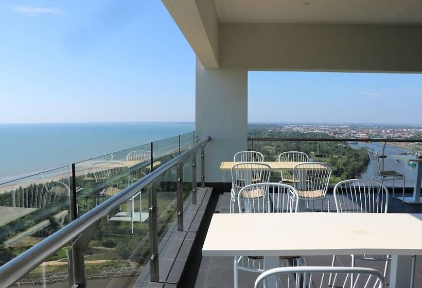 اتاق سوپریور با چشم‌انداز شهر, Pullman Miri Waterfront