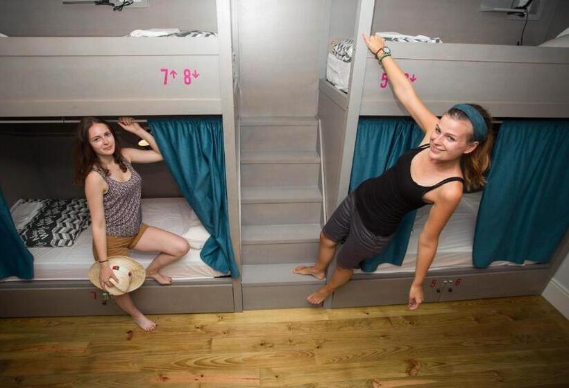 تختخواب در اتاق مشترک, Nice Way Porto Hostel
