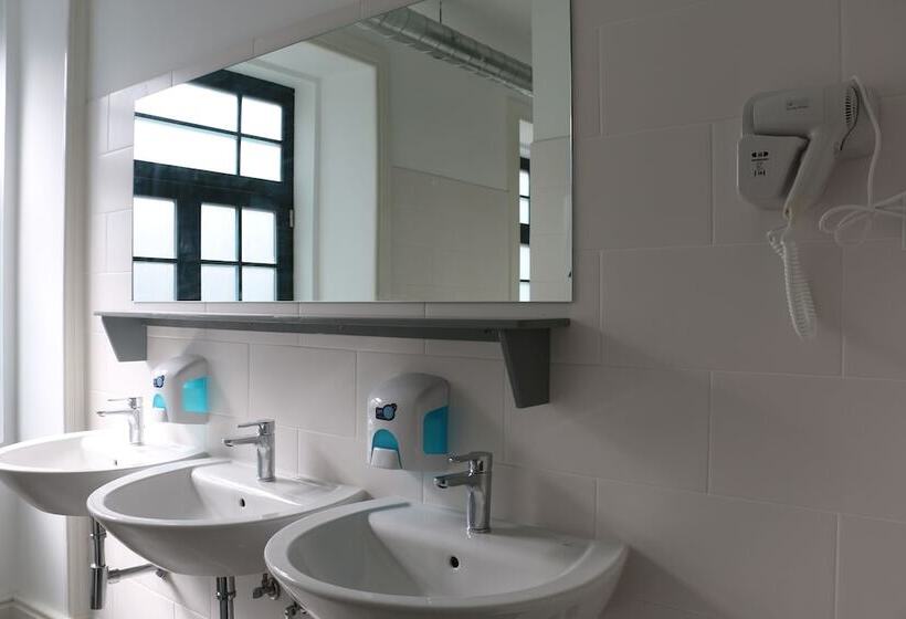 اتاق خانوادگی با سرویس بهداشتی مشترک, Nice Way Porto Hostel