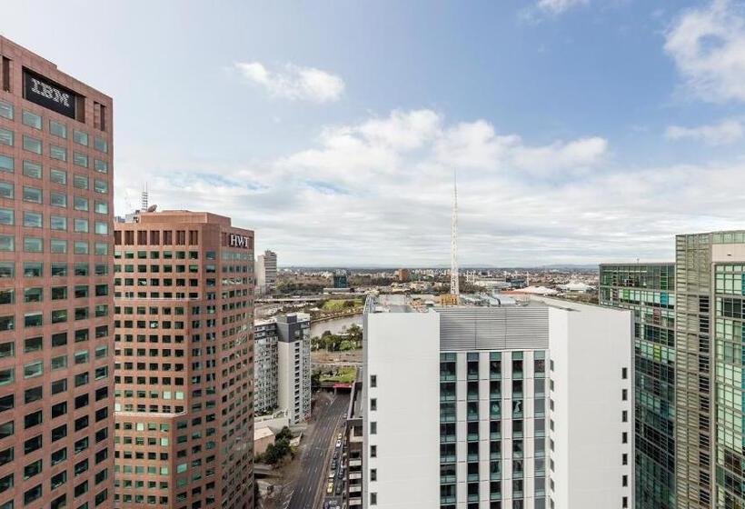 2 Bedroom Apartment with Views, Oaks Melbourne Southbank Suites