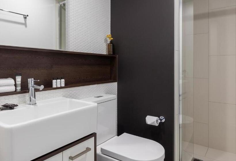 2 Bedroom Apartment with Views, Oaks Melbourne Southbank Suites