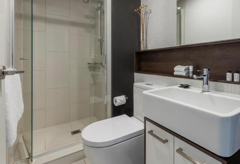 2 Bedroom Apartment with Views, Oaks Melbourne Southbank Suites