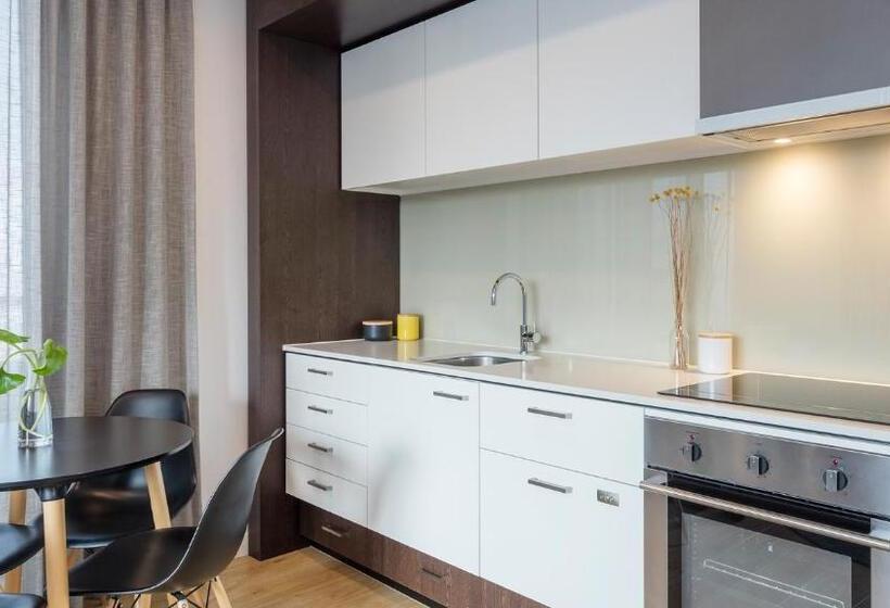 2 Bedroom Apartment with Views, Oaks Melbourne Southbank Suites