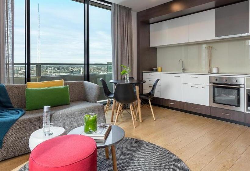 2 Bedroom Apartment with Views, Oaks Melbourne Southbank Suites