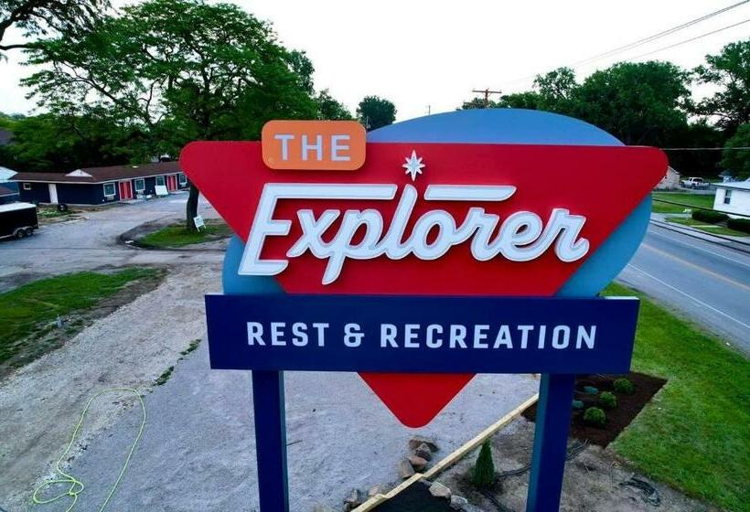 اتاق خانوادگی, Explorer Rest & Recreation