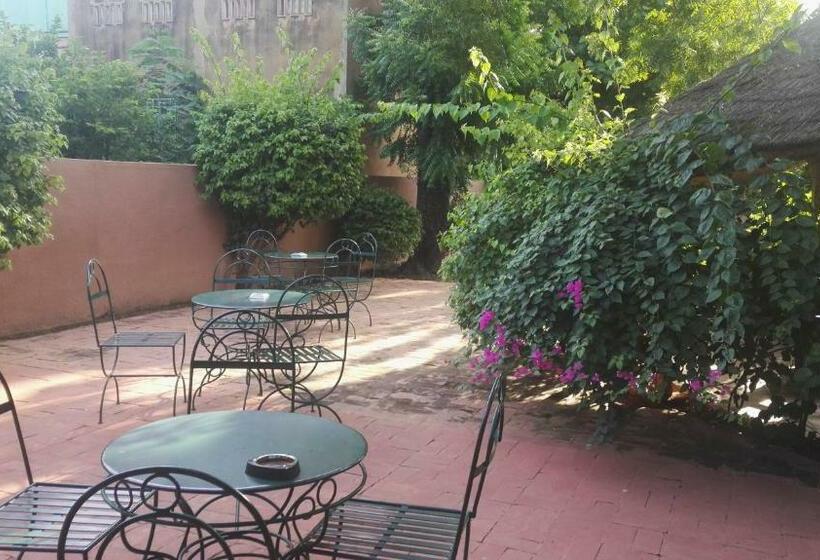اتاق استاندارد با چشم‌انداز باغ, Hôtel Les Palmiers