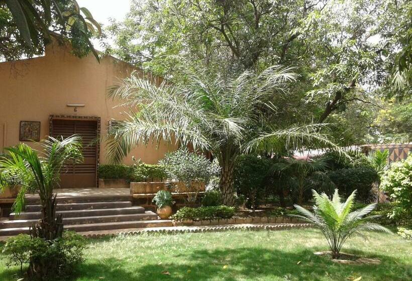 اتاق استاندارد با چشم‌انداز باغ, Hôtel Les Palmiers