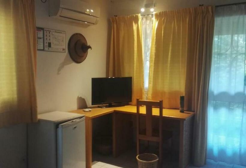 اتاق استاندارد با چشم‌انداز باغ, Hôtel Les Palmiers