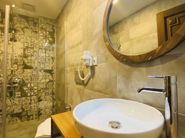 اتاق اکونومی, In Ephesus Hotel And Art Galery