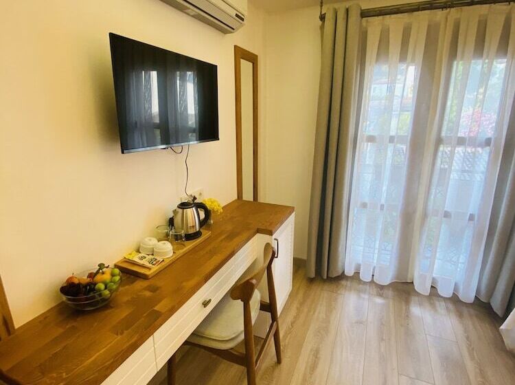 اتاق اکونومی, In Ephesus Hotel And Art Galery