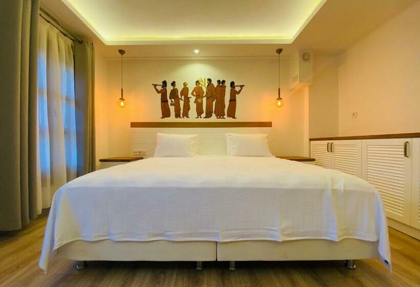 اتاق لوکس با چشم‌انداز باغ, In Ephesus Hotel And Art Galery
