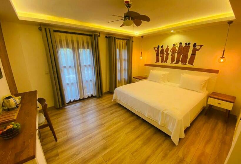 اتاق لوکس با چشم‌انداز باغ, In Ephesus Hotel And Art Galery