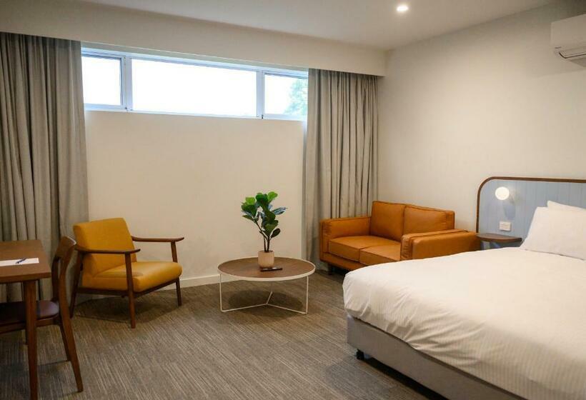 اتاق استاندارد با تخت بزرگ برای معلولان, Peninsula Hotel Motel