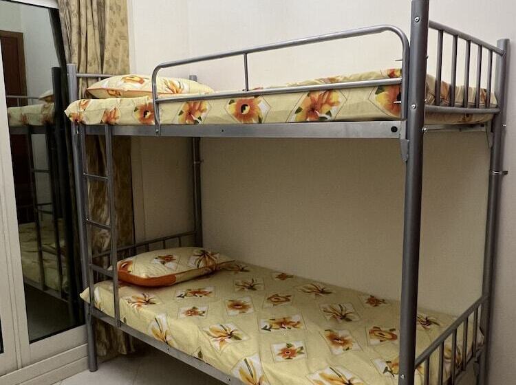 تختخواب در اتاق مشترک, Robin Hostel For Males