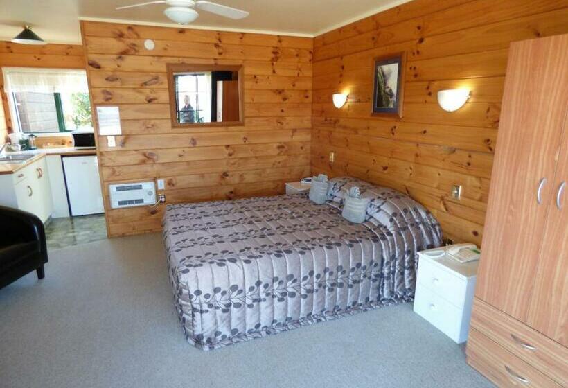 استودیوی استاندارد, Cedarwood Lakeside Motel & Conference Venue
