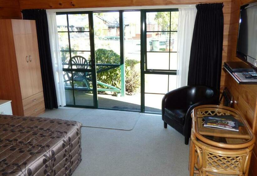 استودیوی استاندارد, Cedarwood Lakeside Motel & Conference Venue