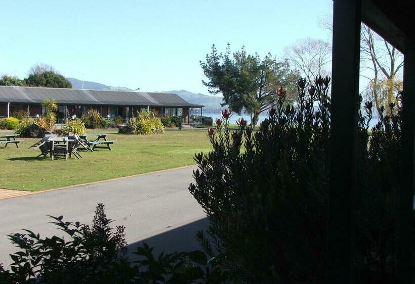 استودیوی استاندارد, Cedarwood Lakeside Motel & Conference Venue