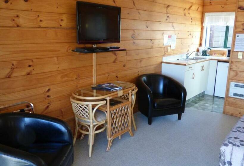 استودیوی استاندارد, Cedarwood Lakeside Motel & Conference Venue