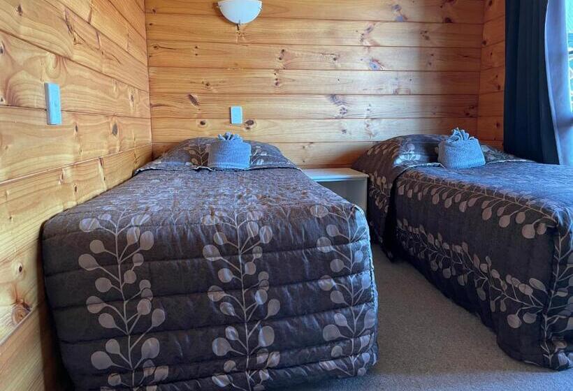 اتاق خانوادگی, Cedarwood Lakeside Motel & Conference Venue