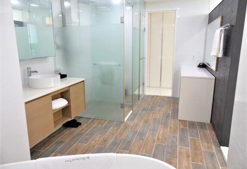 سوئیت رویال, Healthcare Town Resort