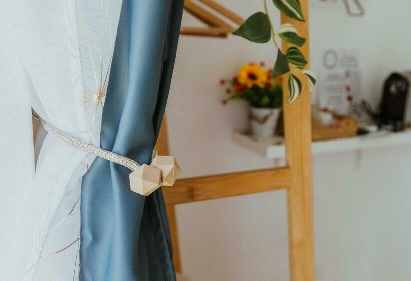 اتاق استاندارد با چشم‌انداز باغ, Lemon Tree Rooms