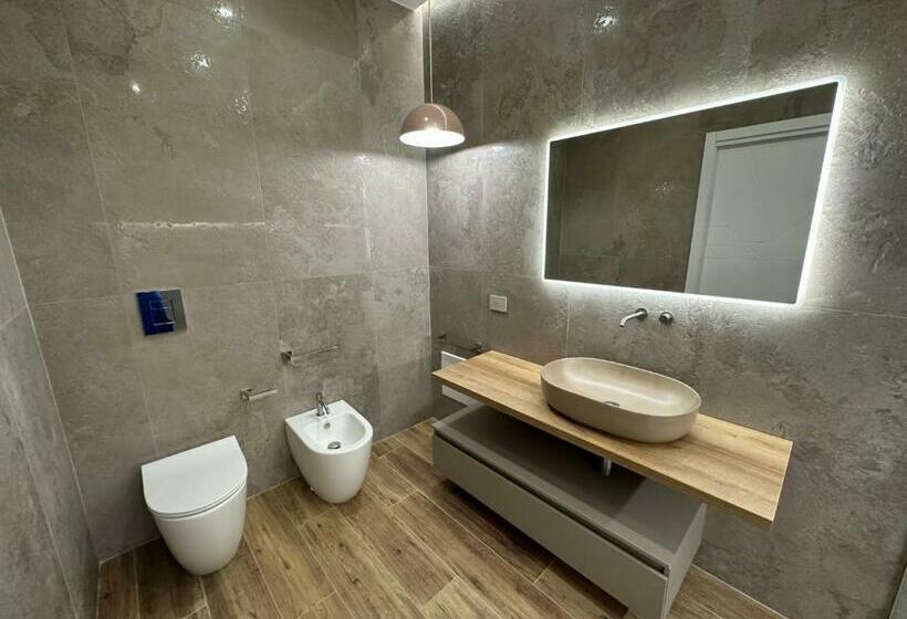 اتاق استاندارد سه تخته با بالکن, Alma Rooms