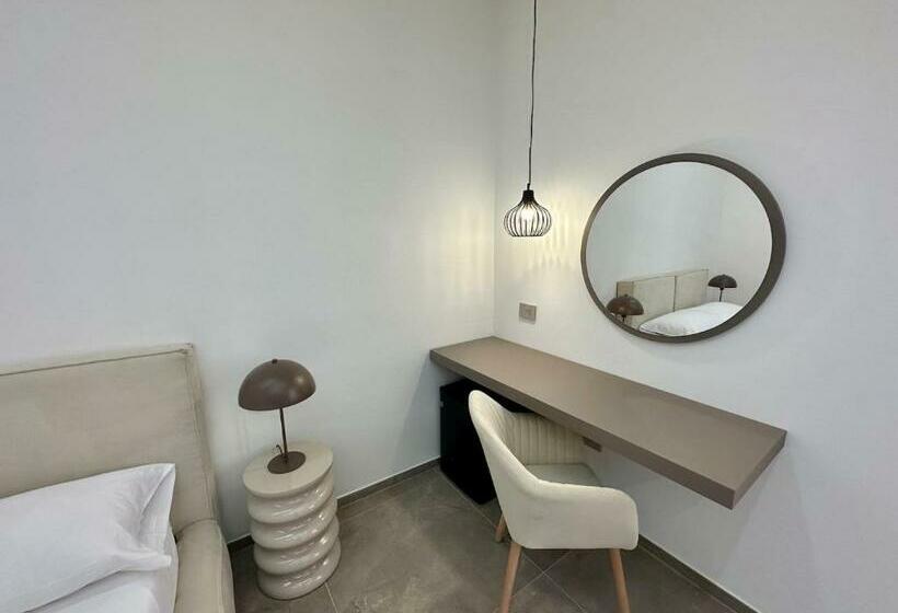 اتاق استاندارد سه تخته با بالکن, Alma Rooms