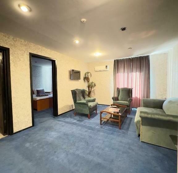 اتاق لوکس, Rosemary Inn