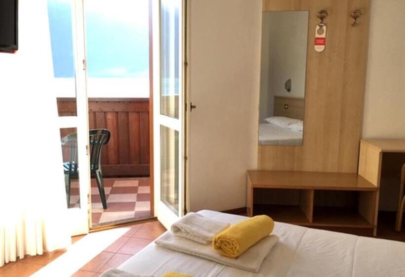 اتاق استاندارد با چشم‌انداز دریاچه, Castell   Montagnoli Group