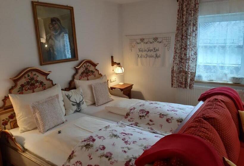 اتاق استاندارد چهارنفره با بالکن, Platzhirsch Zur Alten Wagnerei Gästehaus