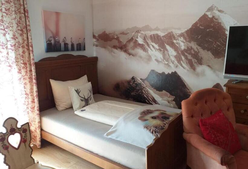 اتاق استاندارد چهارنفره با بالکن, Platzhirsch Zur Alten Wagnerei Gästehaus