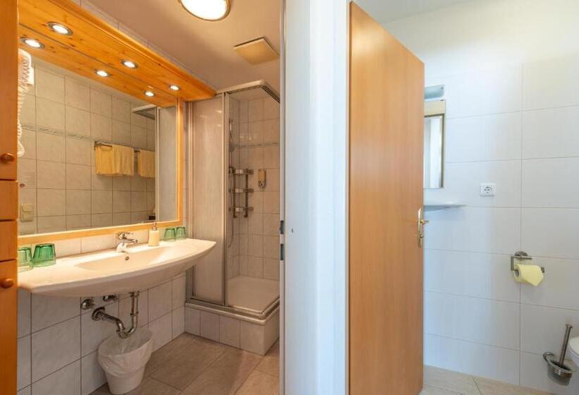 اتاق استاندارد چهارنفره با بالکن, Platzhirsch Zur Alten Wagnerei Gästehaus