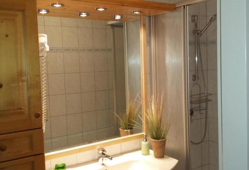اتاق استاندارد چهارنفره با بالکن, Platzhirsch Zur Alten Wagnerei Gästehaus