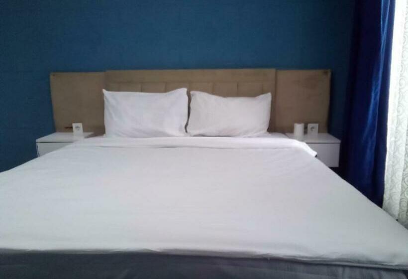 استودیو خانوادگی, Moon Blue Suits