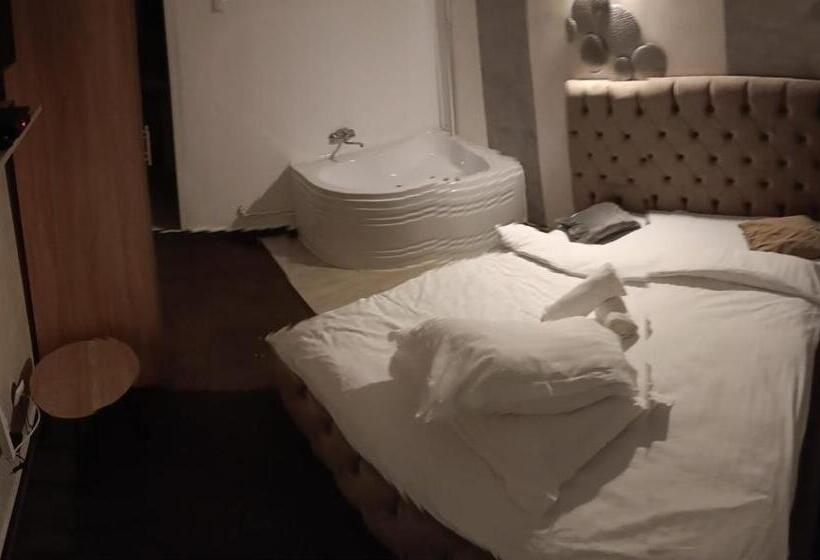 اتاق لوکس, La Protap Calimanesti