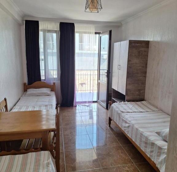 اتاق استاندارد سه نفره, Gocha Guest House