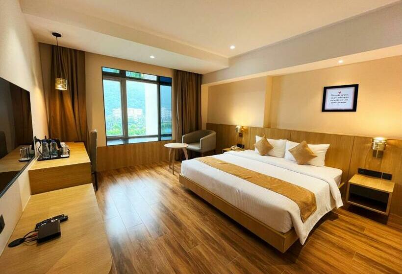 اتاق لوکس با تخت بزرگ, Sachika Hotels, Guwahati