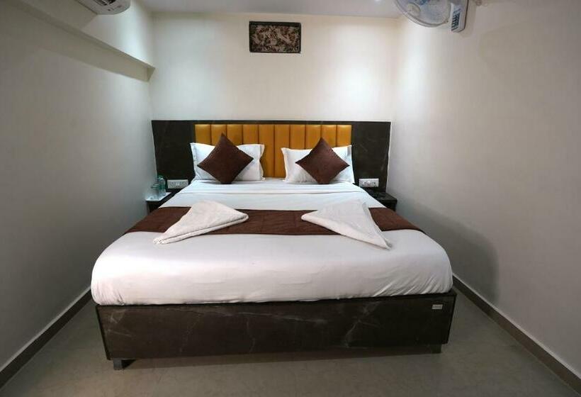 اتاق عادی, Megh Inn