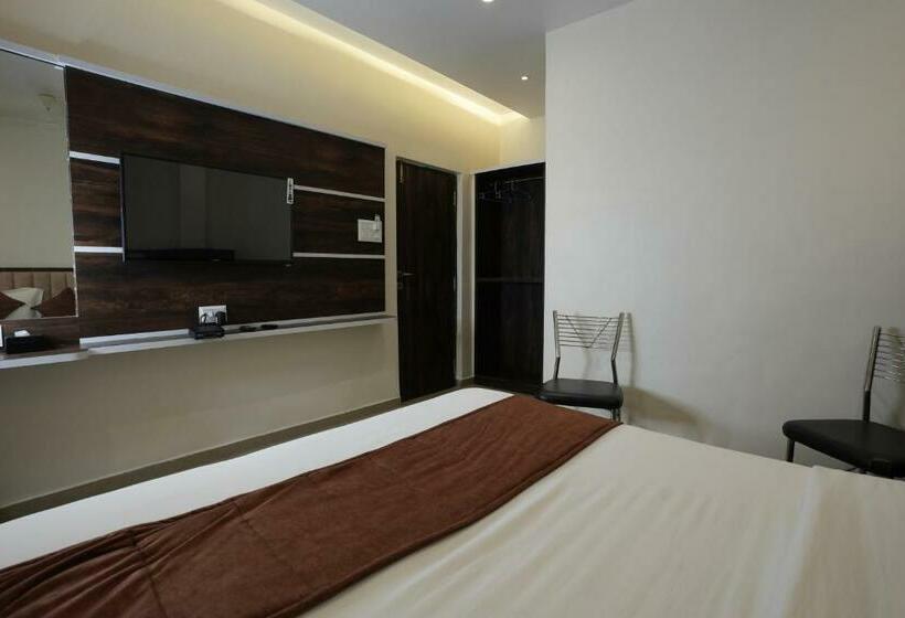 اتاق لوکس, Megh Inn