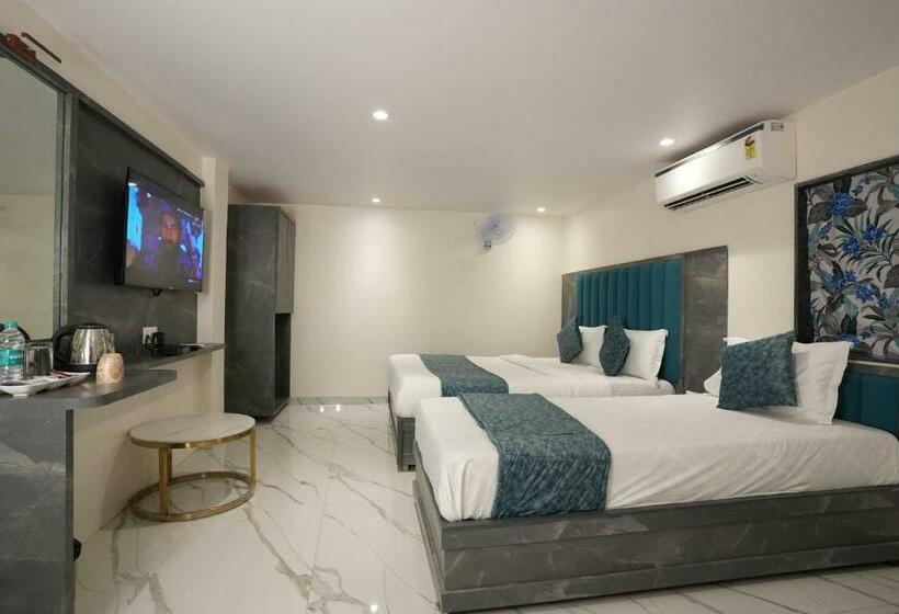 اتاق استاندارد سه نفره, Megh Inn