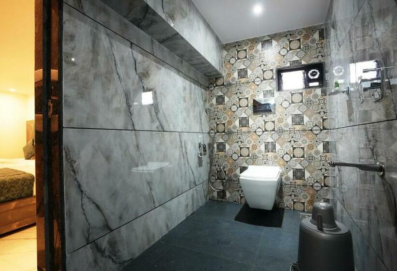 اتاق استاندارد سه نفره, Megh Inn