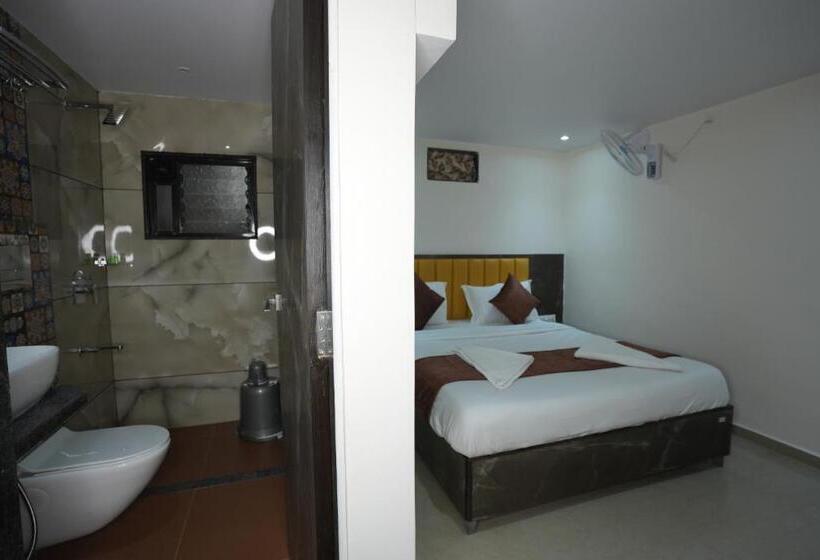 اتاق استاندارد سه نفره, Megh Inn