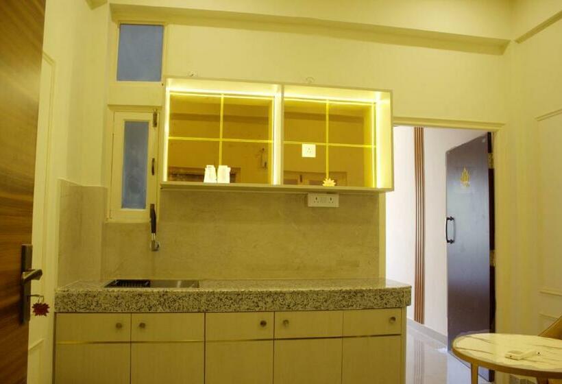 اتاق استاندارد با تخت بزرگ, Golden Lotus Varanasi