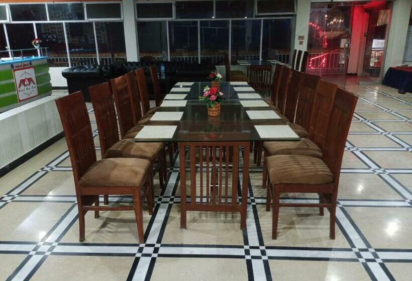 سوییت خانوادگی, Red Roof & Restaurant