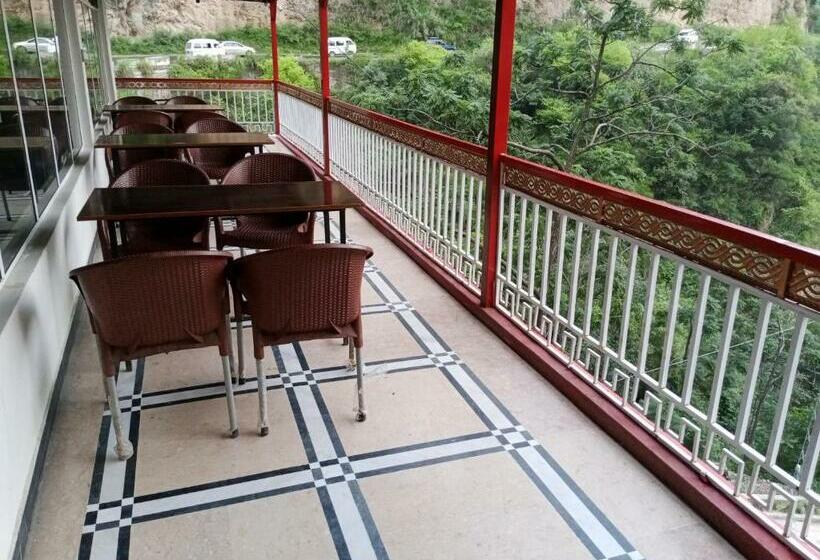 اتاق استاندارد با چشم‌انداز باغ, Red Roof & Restaurant